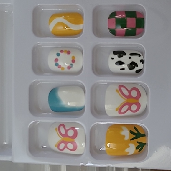 2/$16 Floral Butterfly Press On Nails - Picture 17 of 17